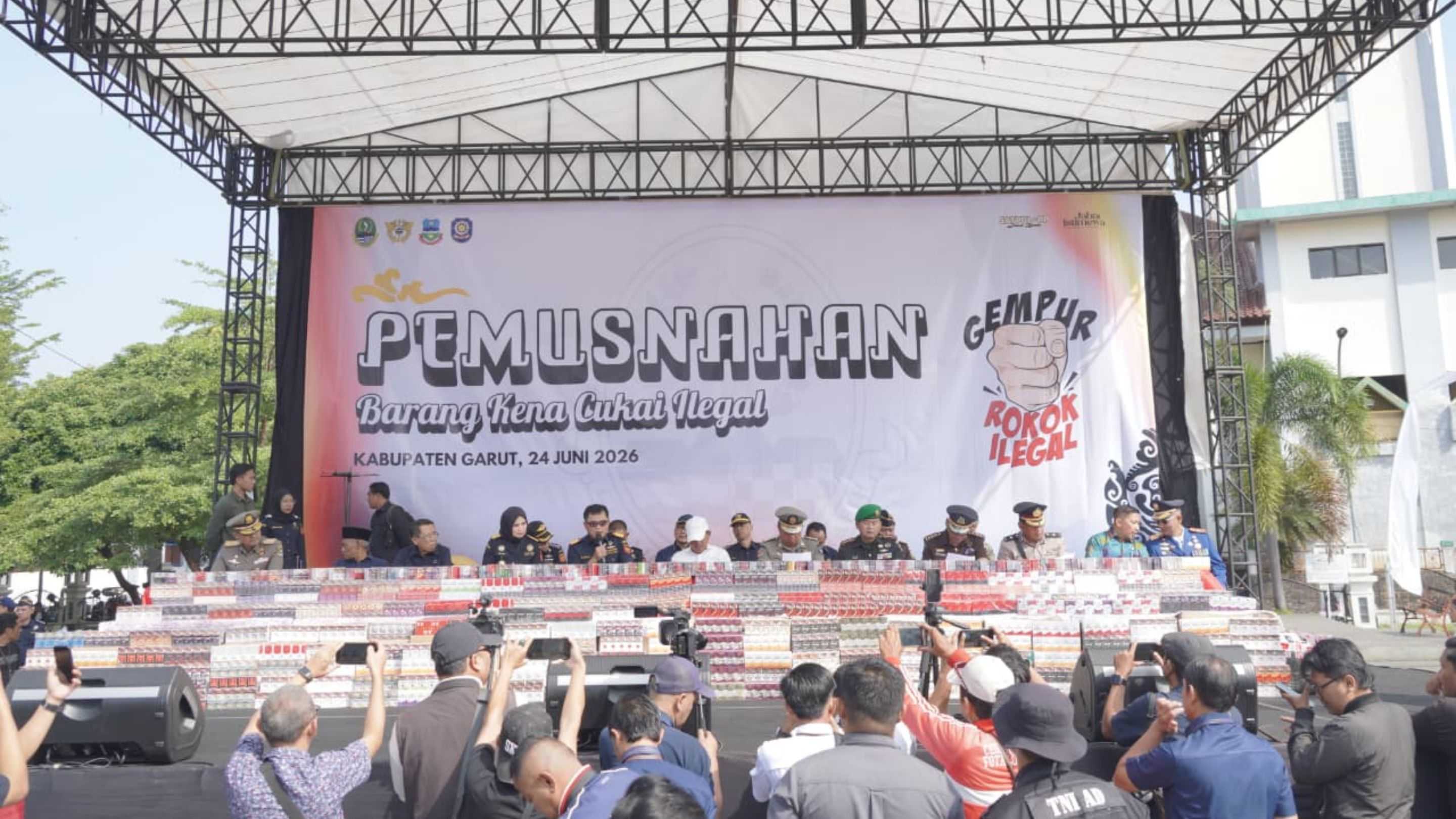 44 Juta Batang Rokok Ilegal Dimusnahkan di Alun-Alun Garut, Nilainya Tembus Rp65 Miliar